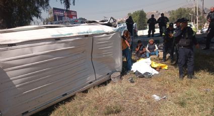 Caos en la autopista México-Pachuca por volcadura de combi; un muerto y nueve lesionados