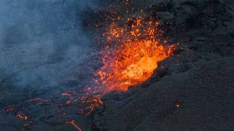 Volcán activo de Islandia pone en peligro atractivos turísticos