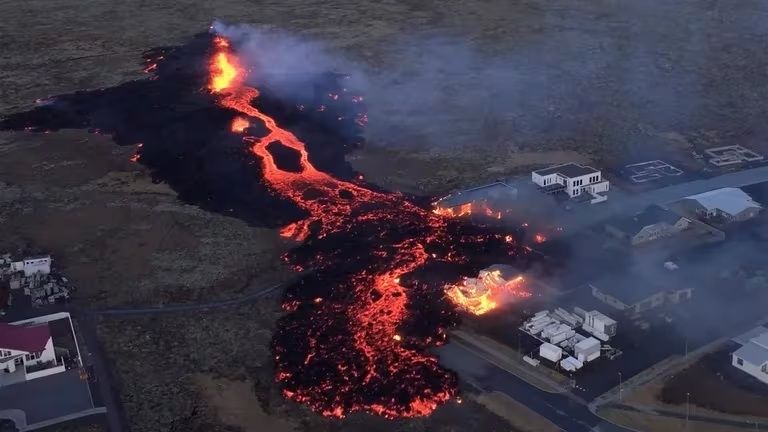Volcán activo de Islandia pone en peligro atractivos turísticos