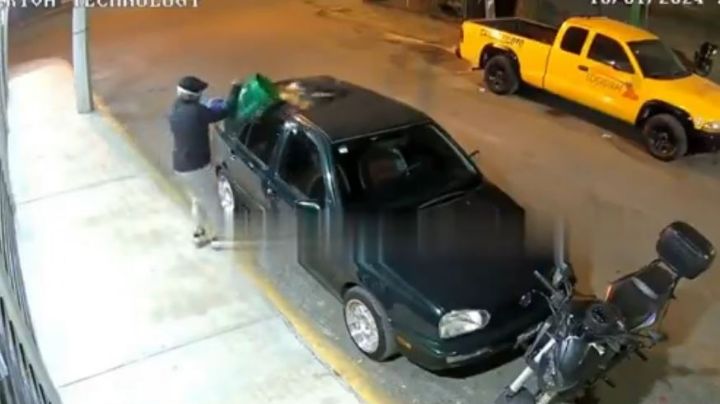 Delincuente intenta incendiar un vehículo en Cuautitlán Izcalli y termina quemado