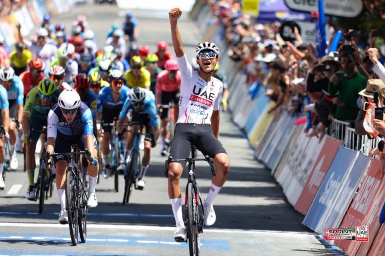 Mexicano Isaac del Toro logra su primera victoria en el ciclismo profesional en Australia