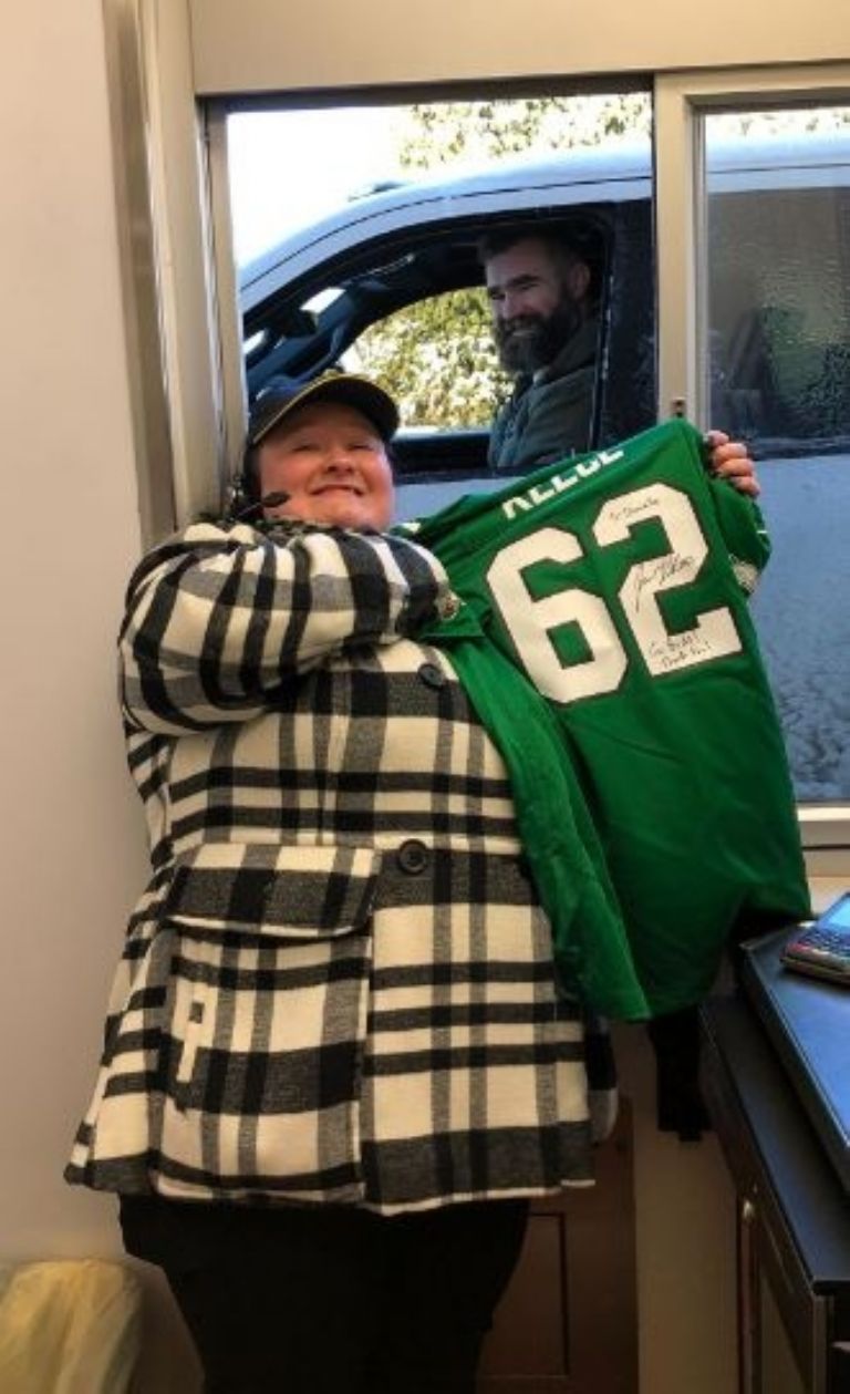 El gran gesto de Jason Kelce con la trabajadora de McDonald's que lo atendía