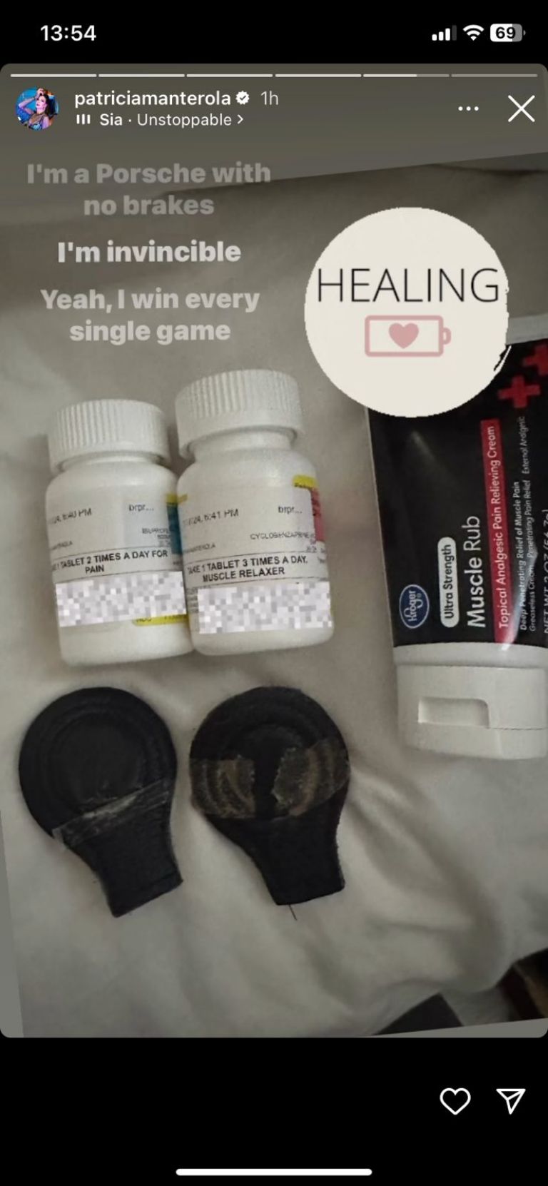 En la historia se ven frascos de medicamentos