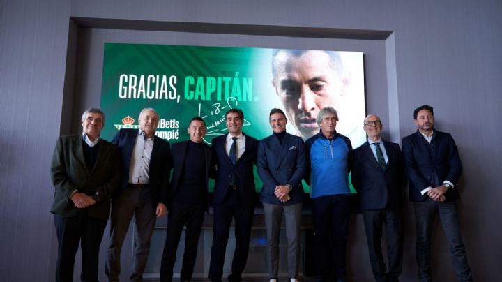 Andrés Guardado tiene emotiva despedida del Betis y entrega el gafete de capitán