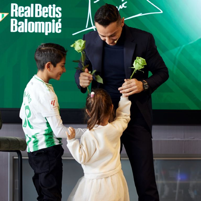 Andrés Guardado tiene emotiva despedida del Betis y entrega el gafete de capitán