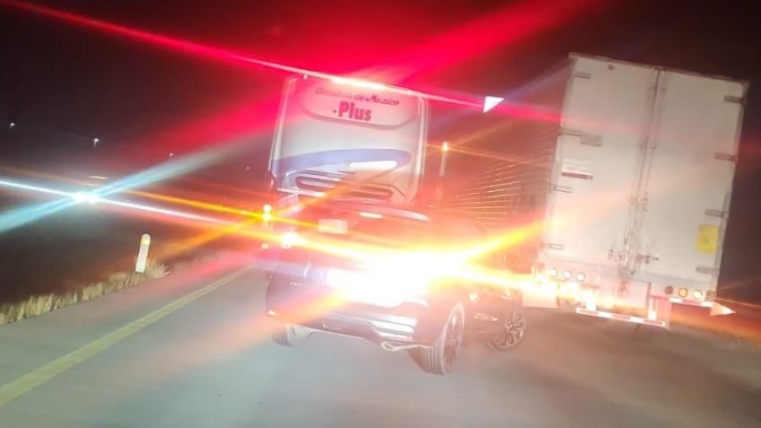 Autoridades se movilizan por choque, incendio y volcadura en carretera de Sonora