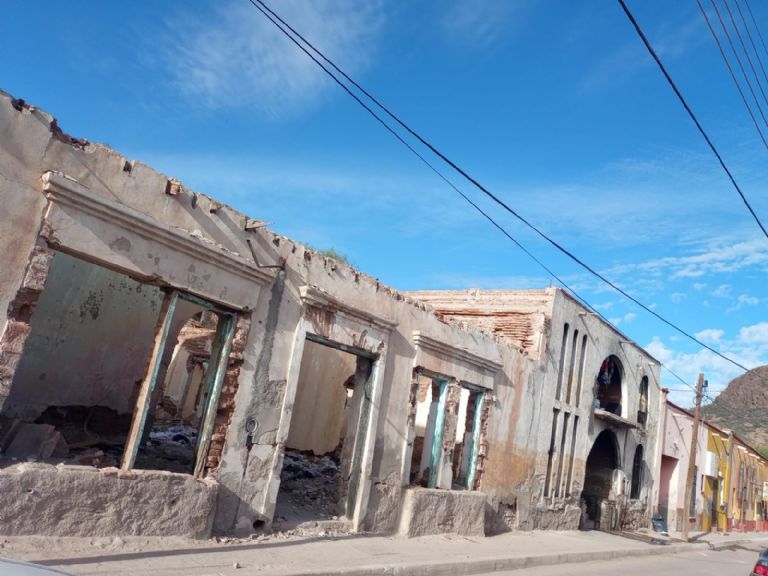 El centro de Guaymas luce edificios en ruinas