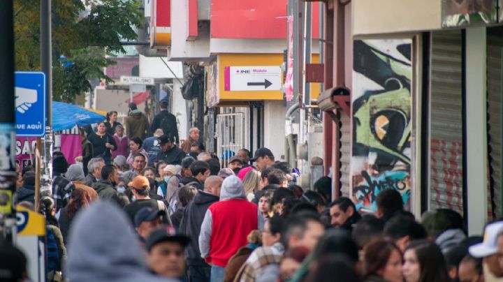 Capitalinos abarrotan oficinas del INE en CDMX para tramitar su credencial para votar