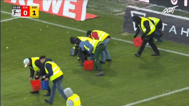Fans interrumpen el Colonia vs Borussia Dortmund al lanzar monedas como protesta