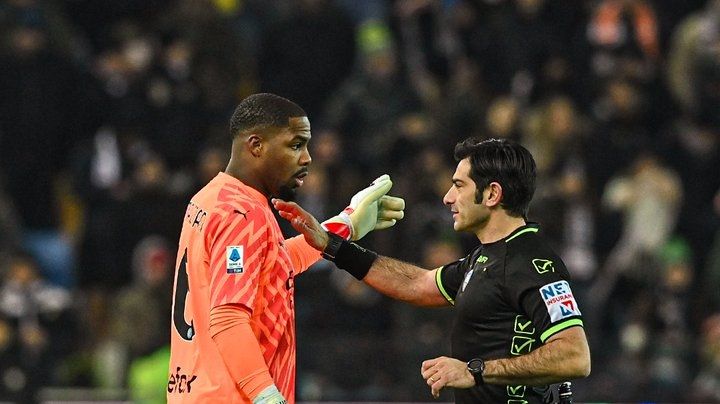 Portero del Milan, Mike Maignan, abandona partido ante Udinese por insultos racistas
