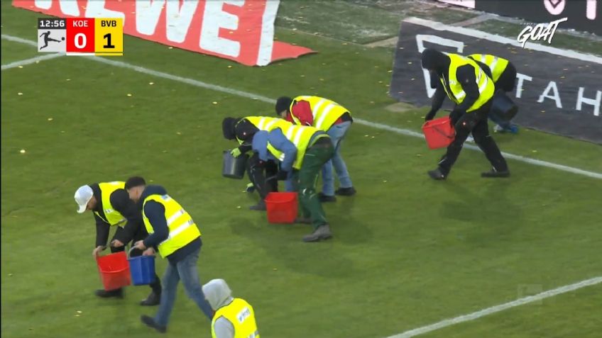Fans interrumpen el Colonia vs Borussia Dortmund al lanzar monedas como protesta