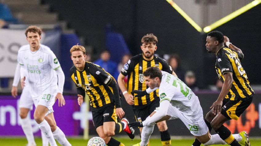 Feyenoord derrota a Vitesse en partido marcado por la invasión de aficionados a la cancha