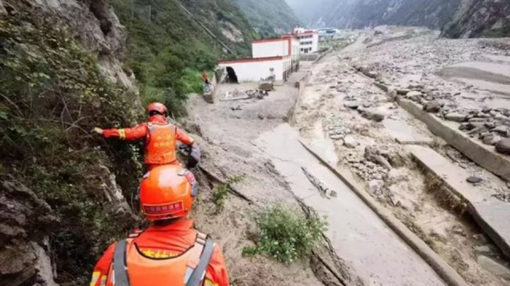 Tragedia en China: Derrumbe deja 47 personas atrapadas y obliga la evacuación de más de 500