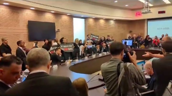 Familiares de rehenes irrumpen explotan contra el Gobierno e irrumpen en el parlamento