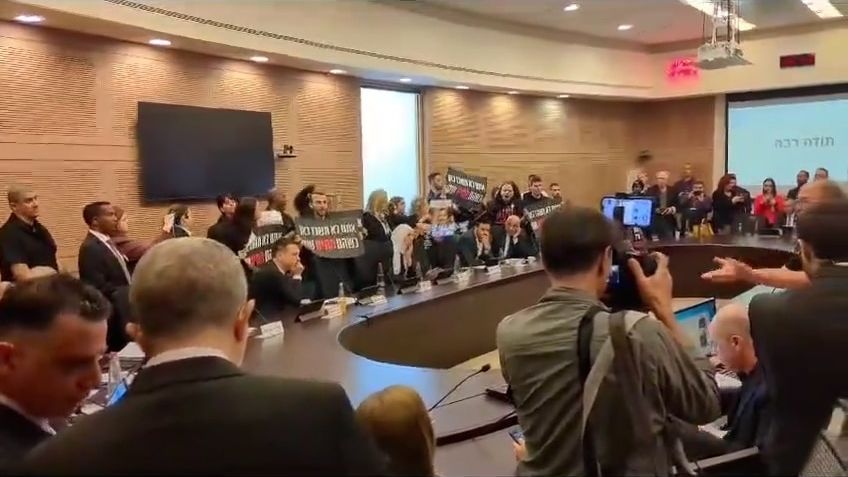 Familiares de rehenes irrumpen explotan contra el Gobierno e irrumpen en el parlamento