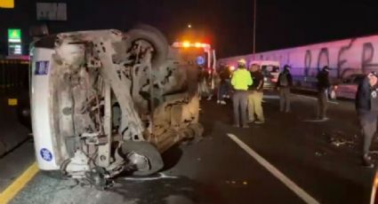 Fuerte accidente: Se registra volcadura en una combi en la autopista México-Pachuca