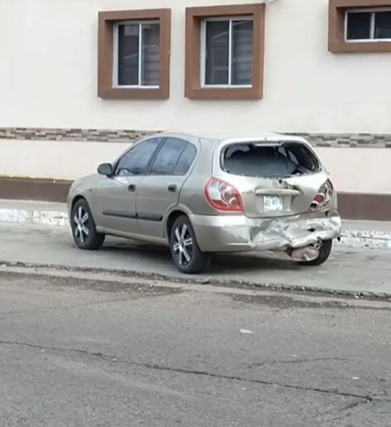 Uno de los autos chocados durante la persecución