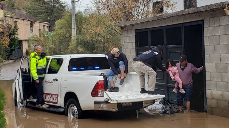 Autoridades ayudan a familia atrapada por las lluvias. Foto: Facebook