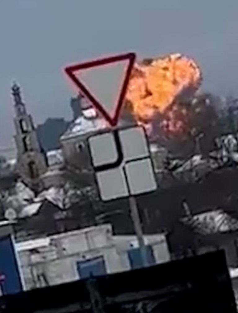 Avión ruso se estrella en Ucrania; llevaba a 65 prisioneros de guerra