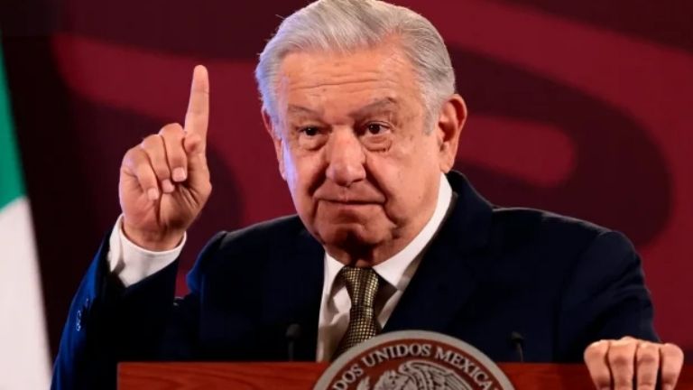 AMLO contragolpea a Zedillo y responde ante críticas del expresidente: "Entregó bienes del pueblo"