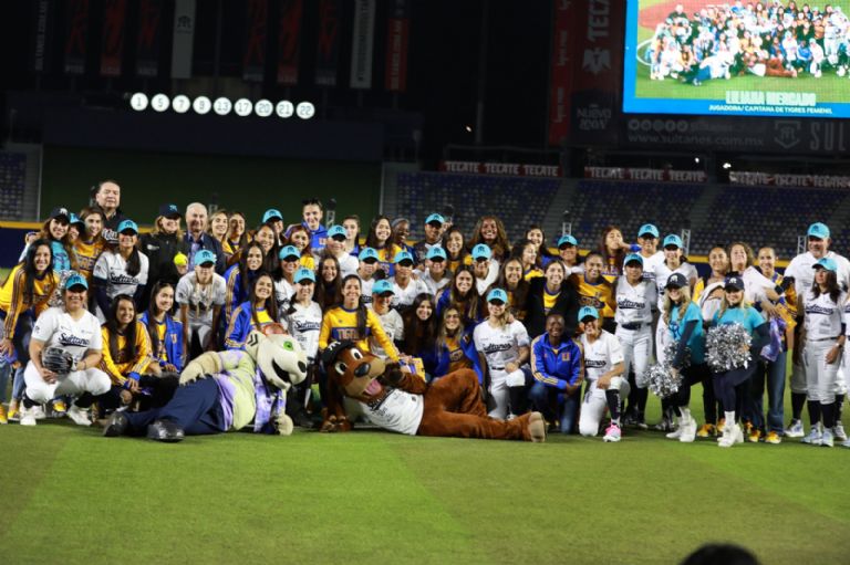 Liga Mexicana de Softbol debuta con juego sin hit ni carrera y récord de asistencia