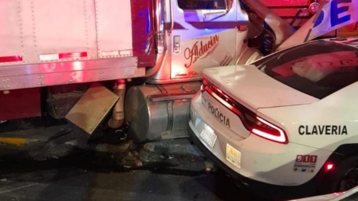 Tractocamión se impacta contra patrulla y se incrusta en cortina de un negocio en Clavería