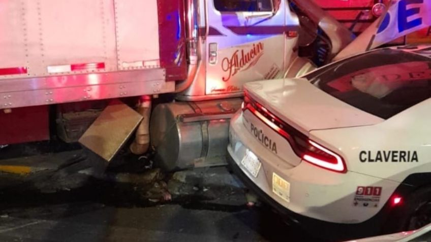 Tractocamión se impacta contra patrulla y se incrusta en cortina de un negocio en Clavería