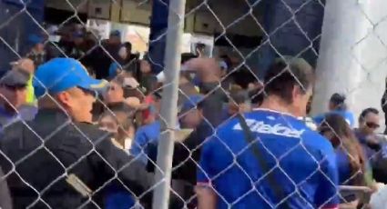 VIDEO: Policía agrede a golpes a aficionado del Cruz Azul y la SSC lo investiga