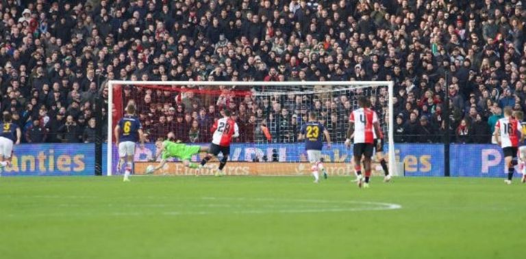 VIDEO: Santiago Giménez falla un penalti y cede el liderato de goleo en los Países Bajos