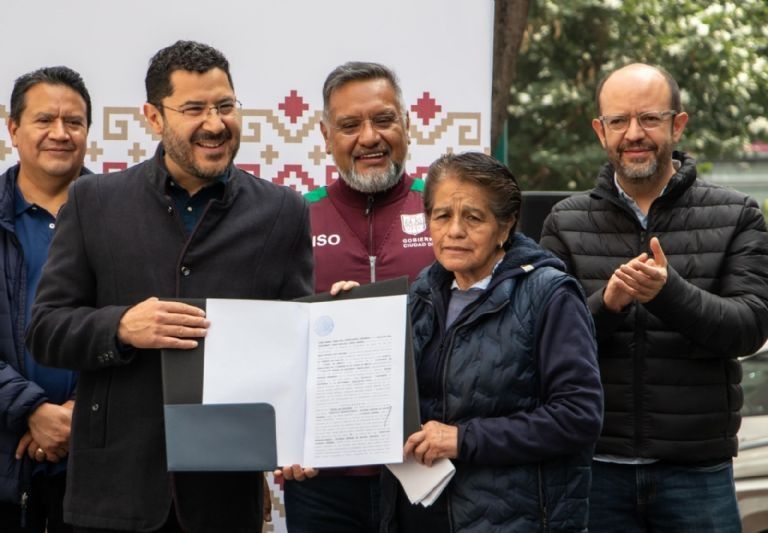 Martí Batres entrega en donación inmueble a Costureras y Costureros 19 de septiembre A.C.