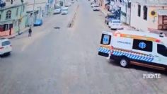 VIDEO: Paciente que iba en una ambulancia cae del vehículo y pega contra el asfalto