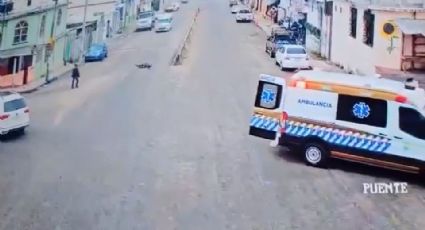 VIDEO: Paciente que iba en una ambulancia cae del vehículo y pega contra el asfalto