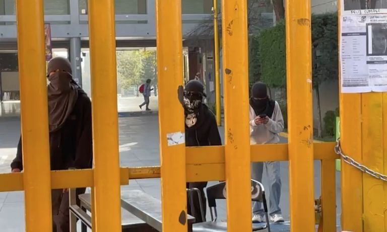 Encapuchados toman prepa 8 de la unam otra vez