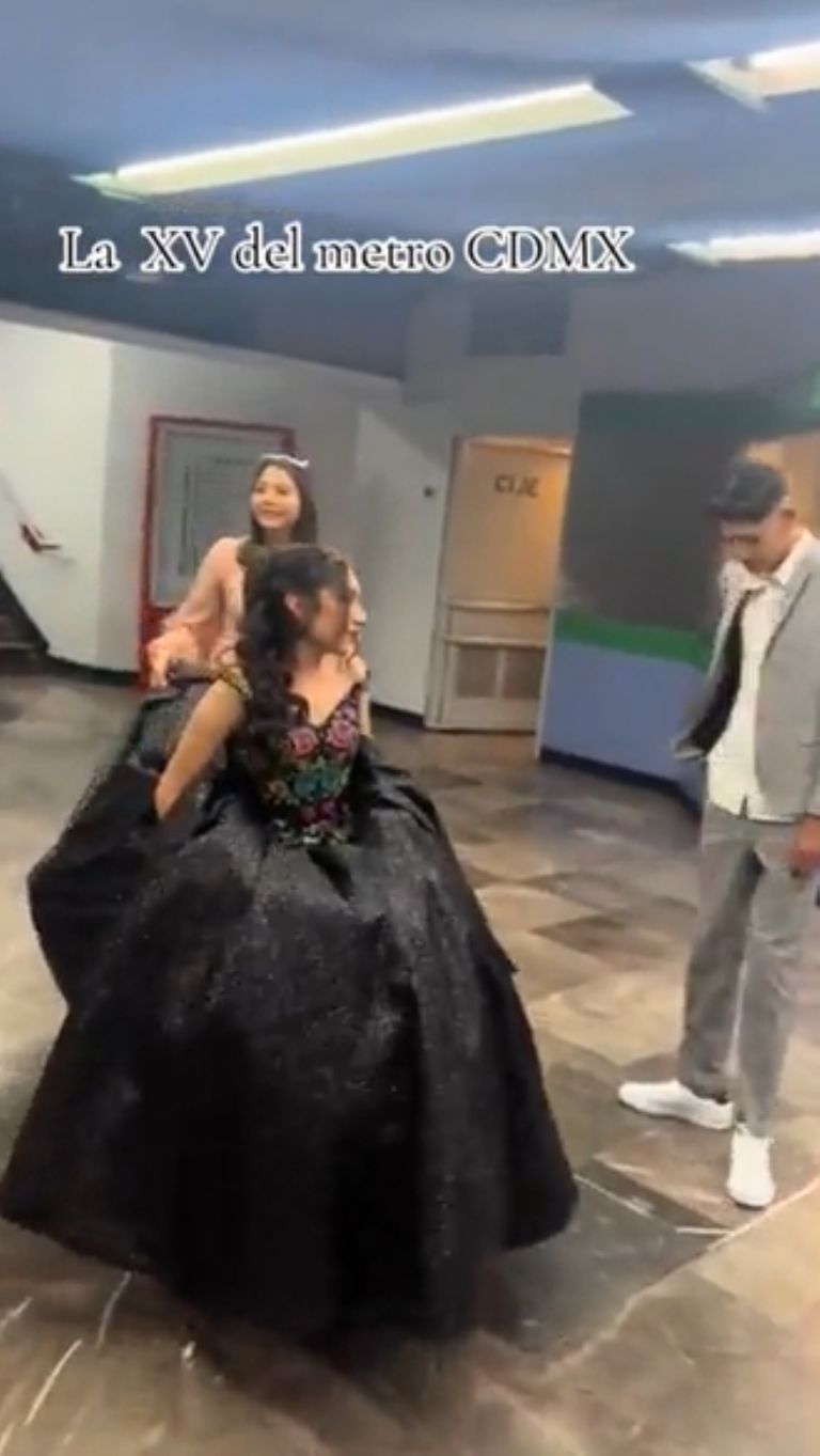 Quinceañera viaja en Metro para llegar a su fiesta  