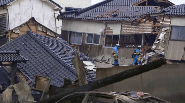 Continúan las labores de rescate por sismo en Japón; reportan a decenas bajo los escombros