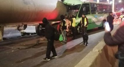 Caos en la calzada Ignacio Zaragoza por choque de camión contra pipa; 15 lesionados