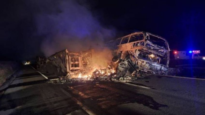 Choque de camión de pasajeros y tráiler deja 19 muertos en la Mazatlán-Culiacán