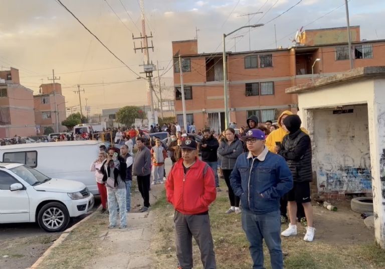 Fuerte incendio en Unidad Habitacional Villa Tepozanes en la paz