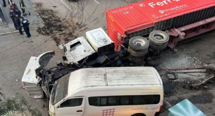 Accidente en Tlalnepantla: Tráiler vuelca sobre combi y deja a 7 personas lesionadas; esto pasó