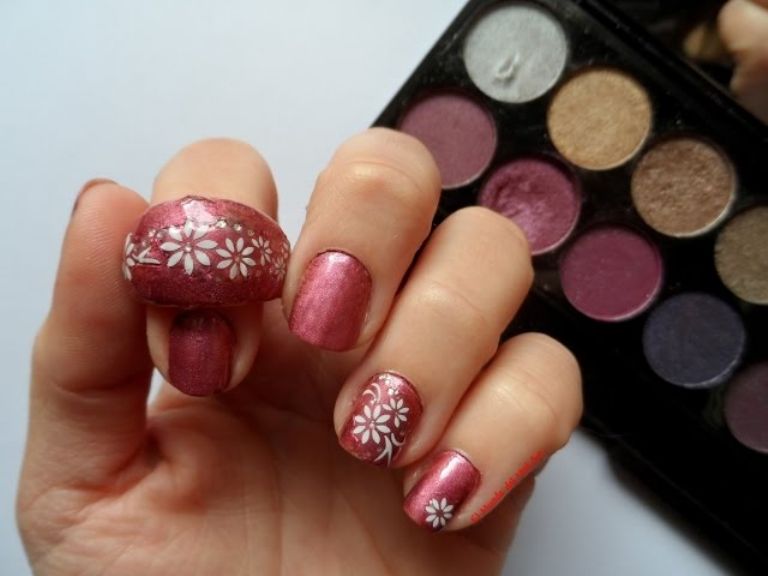 Si no tienes esmaltes, puedes sustituirlos con sombra para ojos