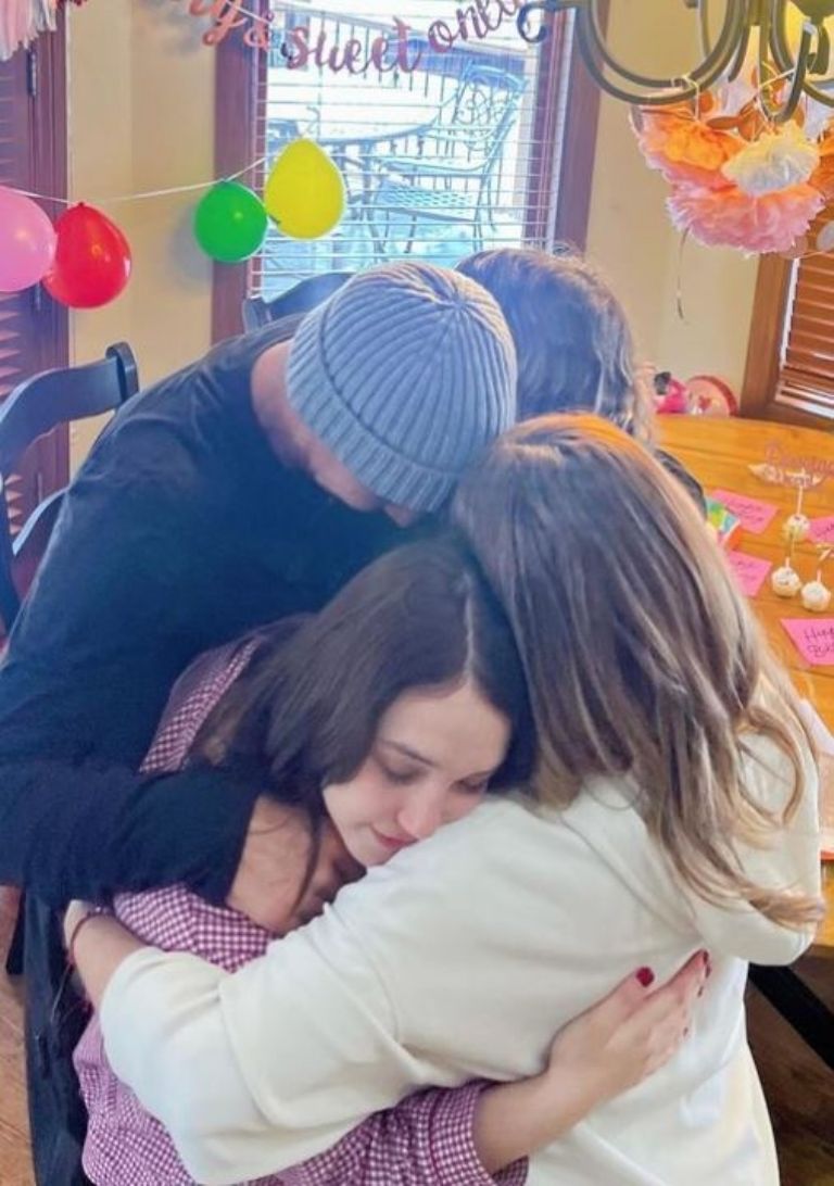 Erik Rubín y Andrea Legarreta aparecen muy abrazados