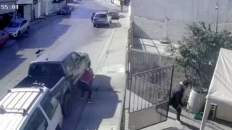 sicarios atacan a policías, mujer agente los enfrenta y logra abatir a uno