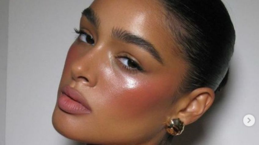 He aquí por qué el "rubor glaseado" será la tendencia de belleza del 2024
