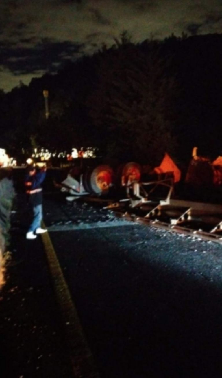 Caos Vial en la México-Toluca: Tráiler volcado en regreso a clases desata congestionamientos
