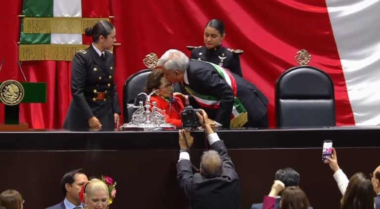 AMLO entrega Banda Presidencial a Ifigenia Martínez. Foto: Facebook