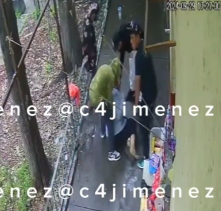 Los hombres ayudaron a la víctima a ponerse de pie