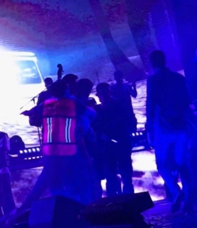 Al escenario subió más personal para intentar controlar la situación