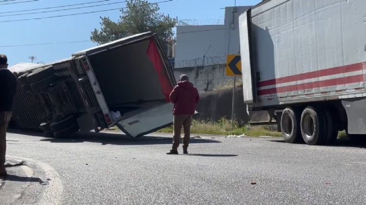 Caos en el Circuito Exterior Mexiquense: Volcadura de tráiler con salchichas causa tránsito