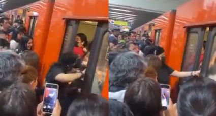 Mujer intenta entrar al Metro de la CDMX a la fuerza; usuarias la bajan a empujones