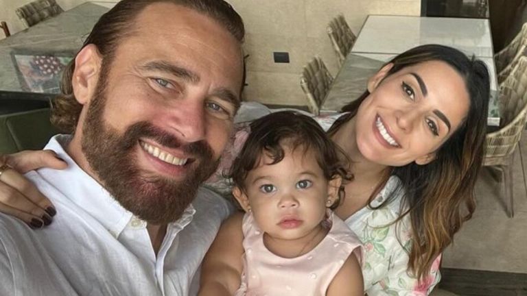 Carlos de la Mota y su esposa tienen una hija en común